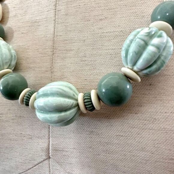 Avon vintage burst of spring green chunky beaded necklace - Picture 4 of 10